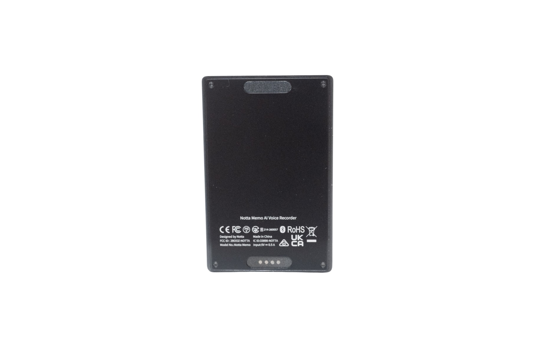 本体下部にはマグネット端子のUSBポートが備わっていますが、付属の「Type-C変換ケース」を装着すれば市販のType-Cケーブルでの接続が可能になります。